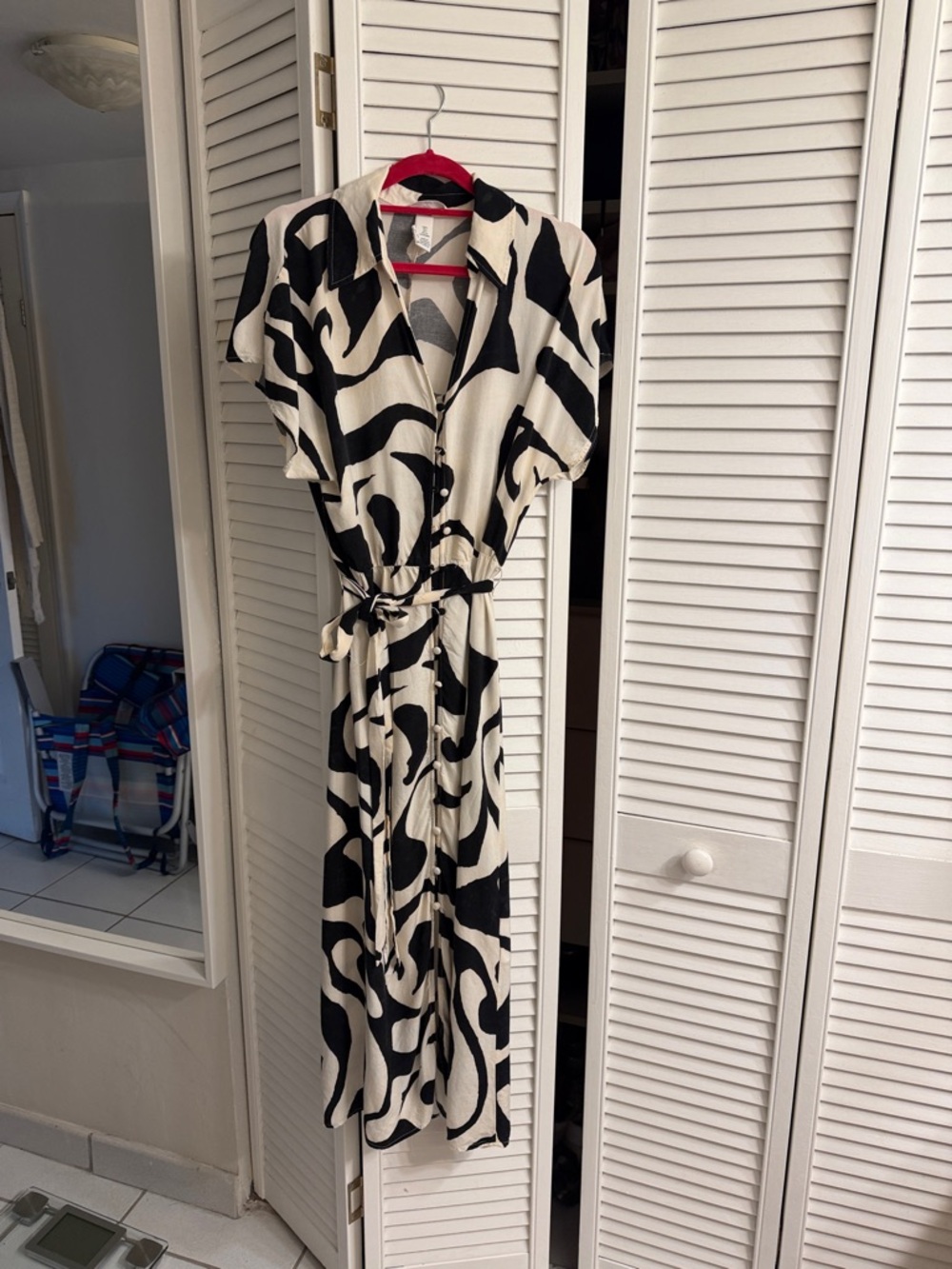 H&M Black and White Abstract Maxi Shirt Dress with Tie Waist
